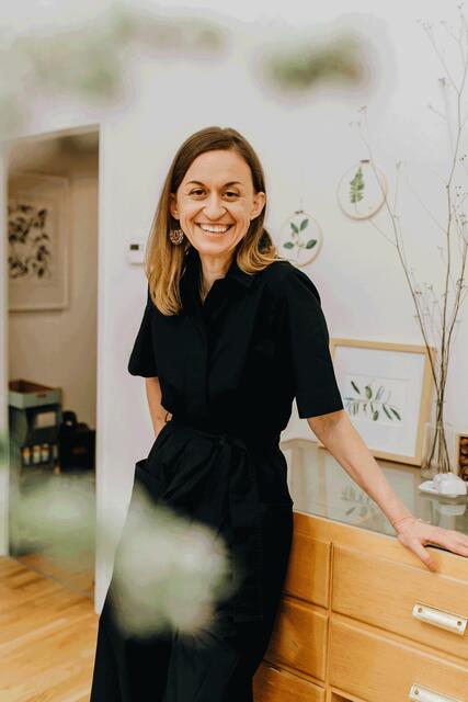 Illustratorin und Künstlerin Mariana Nikolai Pacheva kreiert in ihrem Linzer Atelier zarte Aquarelle und florale Zeichnungen. Sie ist Sammlerin aller schönen Dinge, die die Natur hervorbringt.  | Foto: Antje Wolm