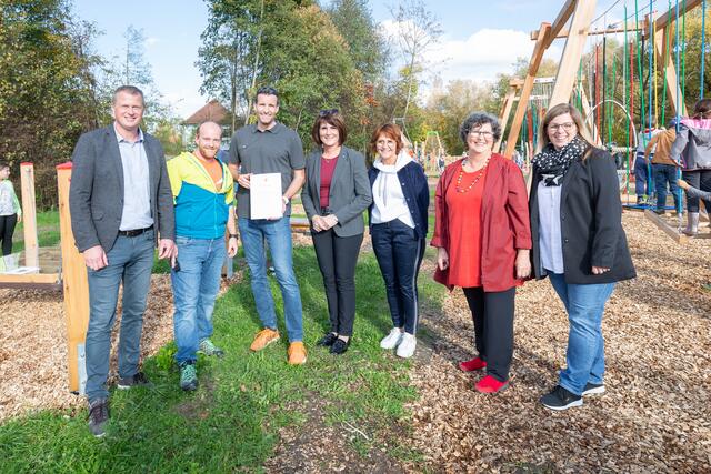 Die VertreterInnen des Gemeindevorstandes und Bgm. Dominik Richtstiger überreichten Michael Thallinger die goldene Ehrennadel der Marktgemeinde. | Foto: Markus Lehner