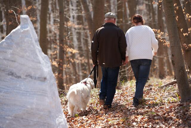 Haustierbesitzer bei der Besichtigung eines amicus Wald- &amp; Naturtierfriedhofes.
 | Foto: Lichtpunkt Fotografie/Wocelka