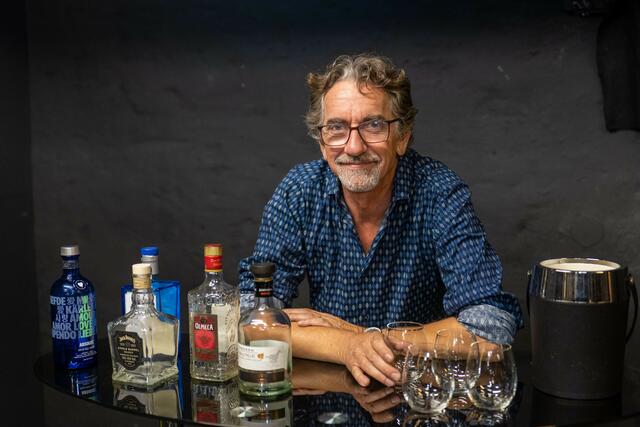 Die Requisiten stehen bereit: Hubert Wolf schlüpft in "Die Perle Anna" in die Rolle des Hausherrn Bernhard. | Foto: Markus Spitzauer