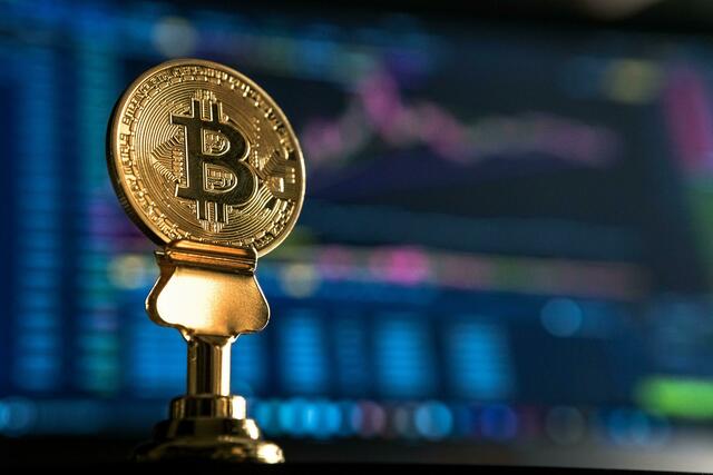 Kryptowährungen wie der Bitcoin versprechen astronomische Kurssteigerungen binnen kürzester Zeit, sind aber hoch spekulativ. | Foto: Unsplash