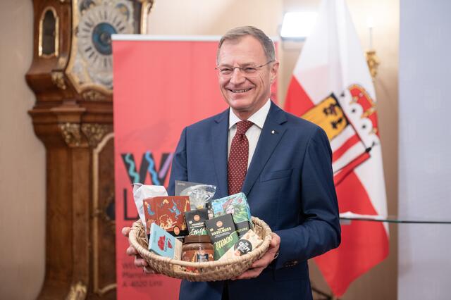 Landeshauptmann Thomas Stelzer: „Mit der bewussten Kaufentscheidung für ein fair gehandeltes Produkt können Sie die Bekämpfung von Armut vor Ort unterstützen und einen Beitrag für eine gerechtere Welt leisten." | Foto: Land OÖ/Peter Mayr