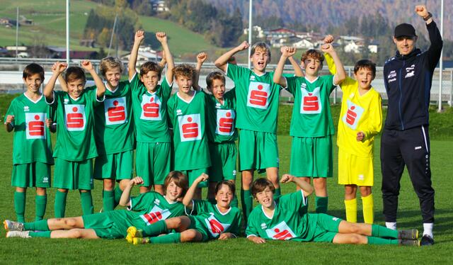 Jubelstimmung bei Betreuer Tom Hartl und seinen Jungs von der SportMittelschule Kitzbühel | Foto: Sepp Gründhammer