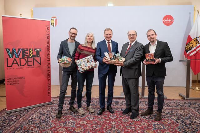 Von links: Norbert Rainer, Geschäftsführer Klimabündnis Österreich, Roswitha Lobe, regionale Koordinatorin der Oö. Weltläden, Landeshauptmann Thomas Stelzer, Wolfgang Benischko, Wirtschaftskammer  OÖ und Thomas Banasik, Geschäftsführer Welthaus Linz, laden zur EZA-Woche. | Foto: Land OÖ/Peter Mayr