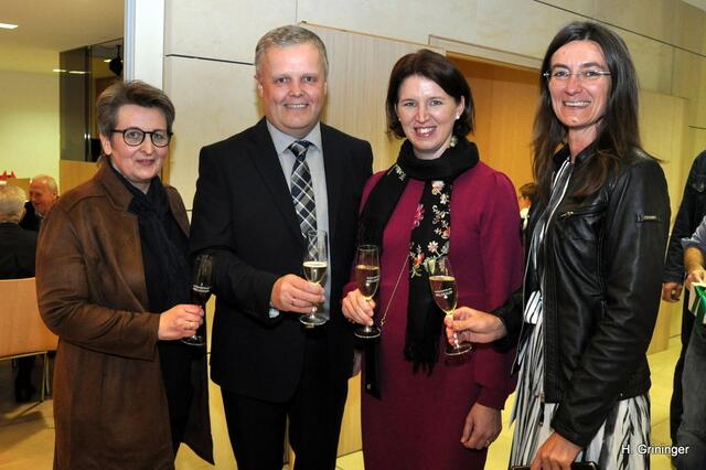 Ablingers Ehrengäste: Landesrätin Michaela Langer-Weninger (2.v.r.) und die Bezirksbäuerin Annemarie Heigl (1.v.r.) | Foto: Hermann Grininger