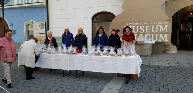 Die Ennser Goldhaubenfrauen freuen sich auf Besucher. | Foto: Goldhaubenfrauen Enns