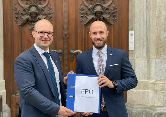 Paul Hammerl (li.) wird neuer Fraktionsobmann der Welser Freiheitlichen im Gemeinderat und löst damit Ralph Schäfer (re.) ab. | Foto: FPÖ Wels