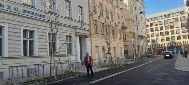 Vor Ort machte sich Bezirksvorsteher Alexander Nikolai ein Bild von der umgestalteten Kleinen Sperlgasse. | Foto: BV2