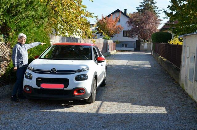 Brigitte Spieß ärgert sich: "Unser Auto steht in einer Privatstraße, trotzdem müssen wir für das Parkpickerl bezahlen." | Foto: Spieß