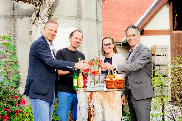 Kurt Hohensinner (r.) tourt derzeit durch die Grazer Bezirke. In Mariatrost besichtigten er und ÖVP-Bezirksobmann Erwin Wurzinger (l.) unter anderem den Obstbetrieb Fauster's Früchtchen. | Foto: Grazer Volkspartei/Skrabel