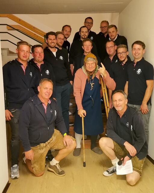 Markus Hirtler als Ermi Oma mit den Verantwortlichen rund um Franz Pöckelhofer (re.) | Foto: Road Crew