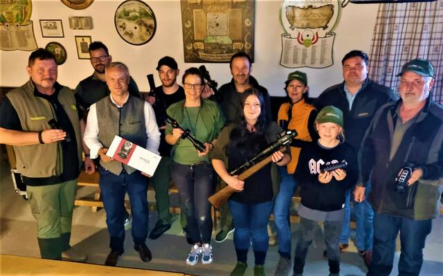 Oberschützenmeister Josef Kohzina, Christian Dittinger, Erich Manzer (InfiRay), Maximilian Burisch, Silvia Bernscherer, Thomas Bernscherer, Bianca Bernscherer, Tanja Bernscherer, Hannah Kohzina, Tobias Pankoke ((Hikmicro) und Schützenmeister Gerhard Doppelhofer. | Foto: Christine Kohzina