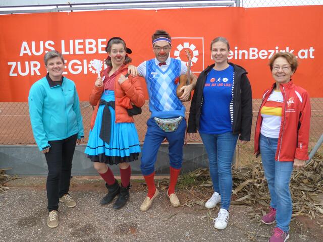 Rote Nasen Lauf in Neckenmarkt - die beiden Clowns Irmi und Bernhard motivierten die vielen Teilnehmer:innen!