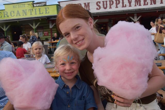 Zuckerwatte mit der Tante | Foto: Michael Strini
