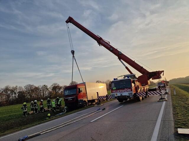 Aufgrund zwei unfallbeteiligter LKWs musste durch die einsatzleitende Feuerwehr Kleinhöflein auch die Feuerwehr Wr. Neustadt mit dem WLF-Kran nachalarmiert werden - die aufwendigen Bergungsarbeiten auf der Bundesstraße sind nach wie vor im Gange. | Foto: FF Eisenstadt 