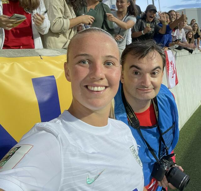 Selfie mit EM-Star Beth Mead | Foto: Michael Strini