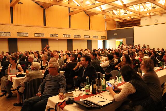 Fast das ganze Dorf kam zum Tag der Ehren ins Quellalpin.  | Foto: Elisabeth Zangerl 