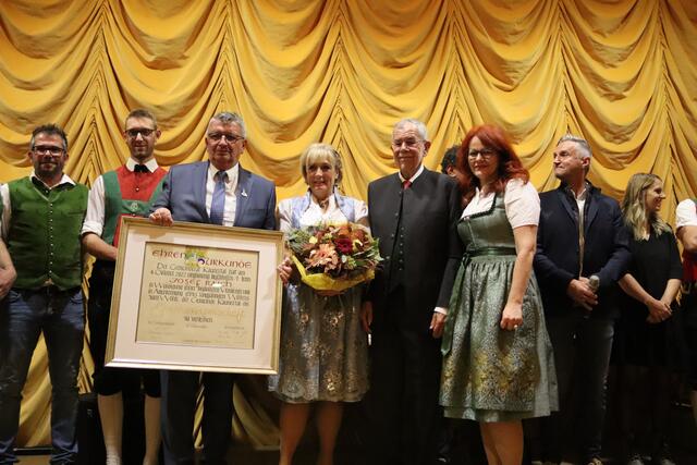 Der neue Kaunertaler Ehrenbürger Pepi Raich mit Gattin Edith, Bundespräsident Alexander Van der Bellen, der neuen Landesrätin Cornelia Hagele und Bgm. Christian Kalsberger.  | Foto: Elisabeth Zangerl 