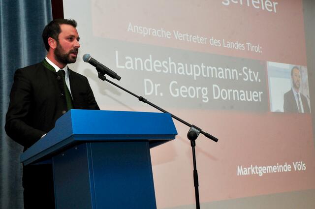 LHStv. Georg Dornauer würdigte in seiner Festrede die Verdienste der Geehrten. | Foto: Hassl