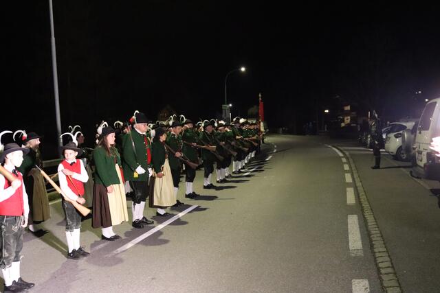 Die Schützenkompanie bekundete ihre Anerkennung durch eine Ehrensalve.  | Foto: Elisabeth Zangerl 