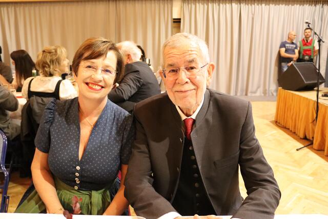 Bundespräsident Alexander Van der Bellen mit seiner Gattin Doris Schmidauer.  | Foto: Elisabeth Zangerl 