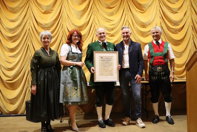 Gemeinde-Vorarbeiter Gerhard Schnegg wurde anlässlich seines 35-jährigen Betriebsjubiläums geehrt.  | Foto: Elisabeth Zangerl 