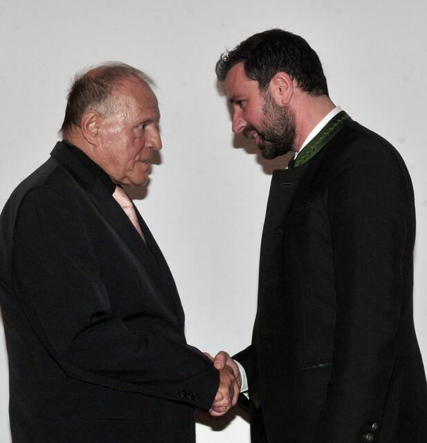 SPÖ-Chef Georg Dornauer im Gespräch mit dem langjährigen SPÖ-Mitglied Franz Köfel. | Foto: Hassl