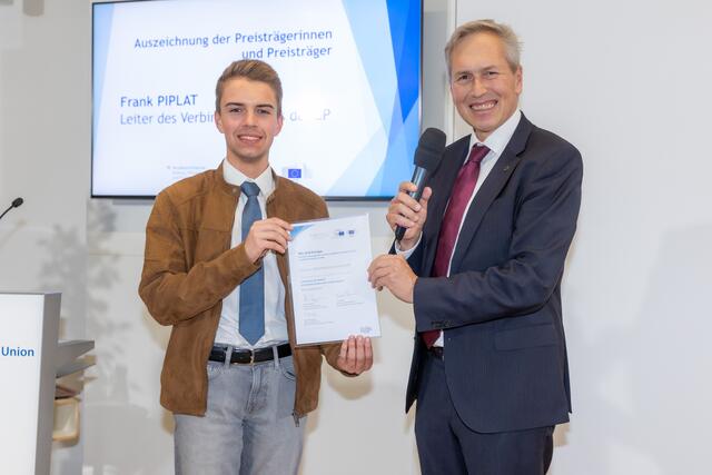 Die Verleihung des Preises an Florian Unterbuchschachner (li.) erfolgte durch Frank Piplat, dem Leiter des Verbindungsbüro des Europäischen Parlaments. | Foto: Matthias Silveri