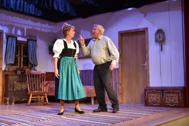 Das Ensemble der Volksbühne Mils präsentierte das neue Herbststück „Der verkaufte Großvater". | Foto: Kendlbacher
