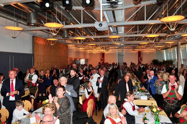 Für Erich Ruetz und Anton Pertl gab es minutenlang Standing Ovations der Gäste in der voll besetzten Blaike. | Foto: Hassl