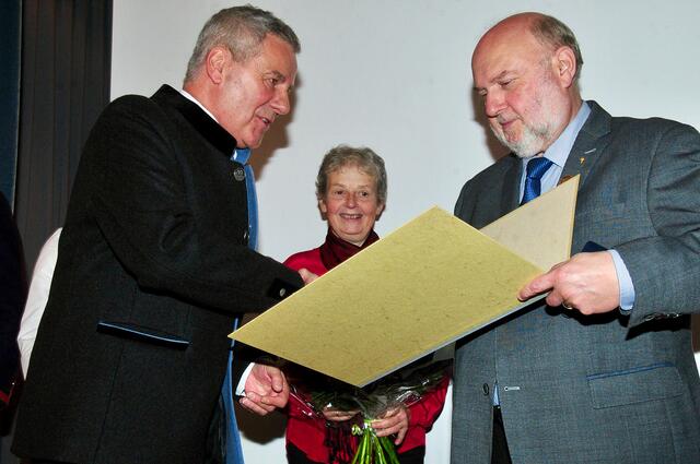 Pfarrer a.D. Bernhard Groß freute sich über das Verdienstzeichen in Gold in Würdigung seiner Verdienste. | Foto: Hassl