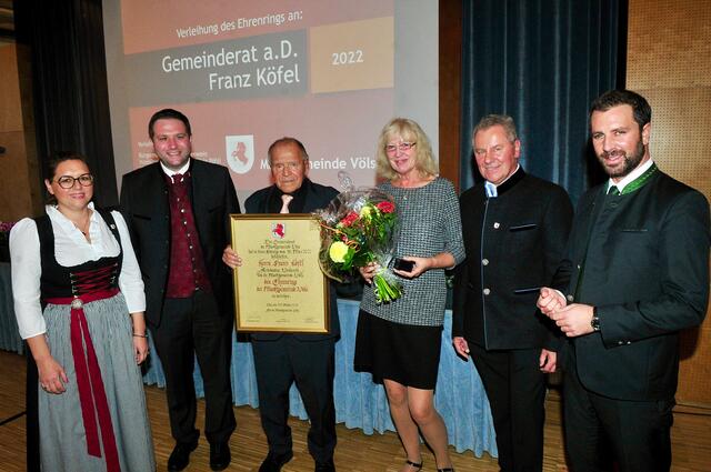 Franz Köfel mit Lebensgefährtin Marion Wurf und den GratulantInnen. | Foto: Hassl