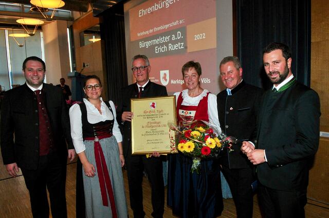 Erich Ruetz mit Gattin Barbara und den GratulantInnen. | Foto: Hassl