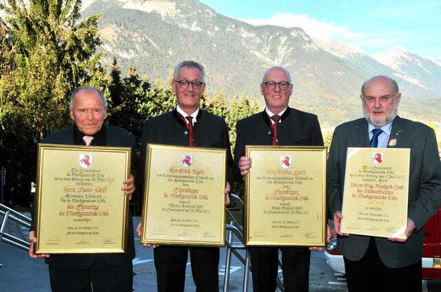 Die Ehrenbürger Erich Ruetz und Anton Pertl, flankiert von Ehrenringträger Franz Köfel (li.) und Bernhard Groß, Träger des Verdienstzeichens in Gold. | Foto: Hassl