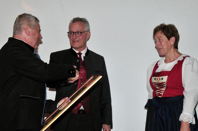 Gratulation von Bgm. Peter Lobenwein für seinen Vorgänger Erich Ruetz. | Foto: Hassl