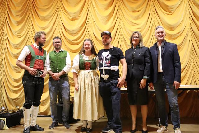 Vor den Vorhang wurden auch die Sportler Paula Landerer und Rene Eckhart geholt.  | Foto: Elisabeth Zangerl 