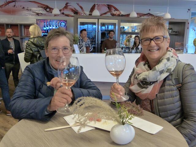 Die beiden Linzerinnen Christine und Edith genossen ein Gläschen Wein in Horitschon!