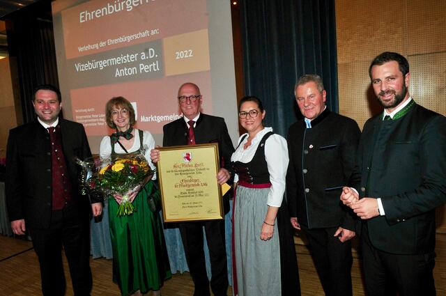 Anton Pertl mit Gattin Claudia und den GratulantInnen. | Foto: Hassl