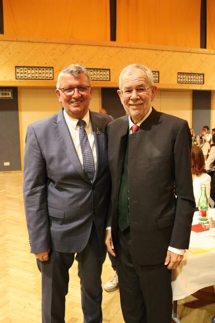 Zwei (der drei) Ehrenbürger der Gemeinde Kaunertal: Pepi Raich und Alexander Van der Bellen.  | Foto: Elisabeth Zangerl 