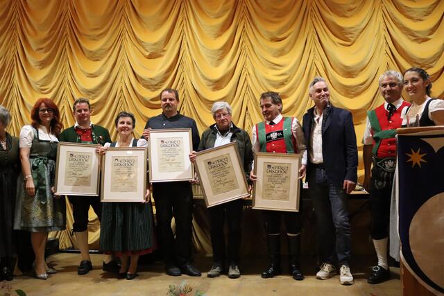 Auch die ausgeschiedenen Gemeinderäte wurden geehrt.  | Foto: Elisabeth Zangerl 