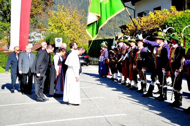 Landesüblicher Empfang mit Abschreiten der Front. | Foto: Hassl