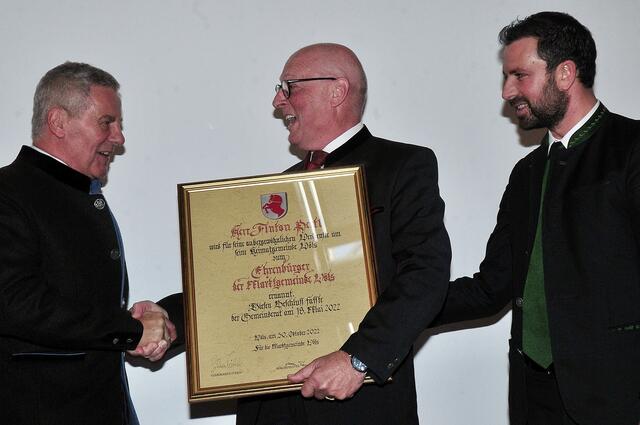 Bgm. Peter Lobenwein und LHStv. Georg Dornauer bei der Gratulation für Anton Pertl. | Foto: Hassl