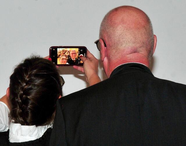 Vizebgm. Silvia Pöhli hielt die Momente des tosenden Beifalls per Selfie fest. | Foto: Hassl