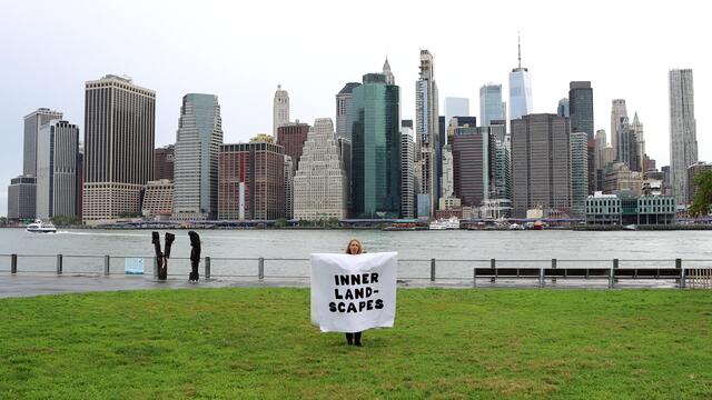 Katharina Gruzei mit ihrer Arbeit ""Wandering Thoughts" vor der New Yorker Skyline. | Foto: Katharina Gruzei