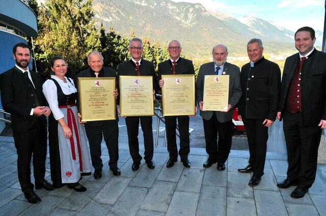 Die Geehrten mit LHStv. Georg Dornauer, Vizebgm. Silvia Pöhli, Bgm. Peter Lobenwein und Vizebgm. Peter Ties (v.l.n.r.) | Foto: Hassl