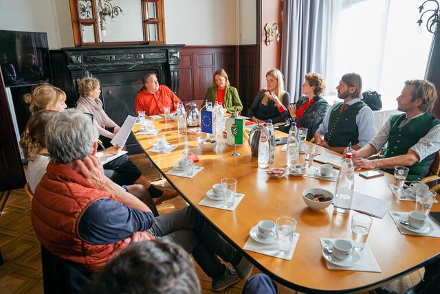 Im Steiermark-Büro in Brüssel tauschte sich die steirische Delegation mit Caroline Celis (6.v.r.), der Koordinatorin der UNESCO-Welterbestätten, aus.  | Foto: Land Steiermark/Purgstaller