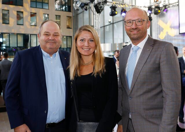 HAKA Küche-Eigentümer Gerhard Hackl mit Lebensgefährtin Alicja Wende, RLB OÖ-Vorstand Reinhard Schwendtbauer | Foto: RLB OÖ/Strobl