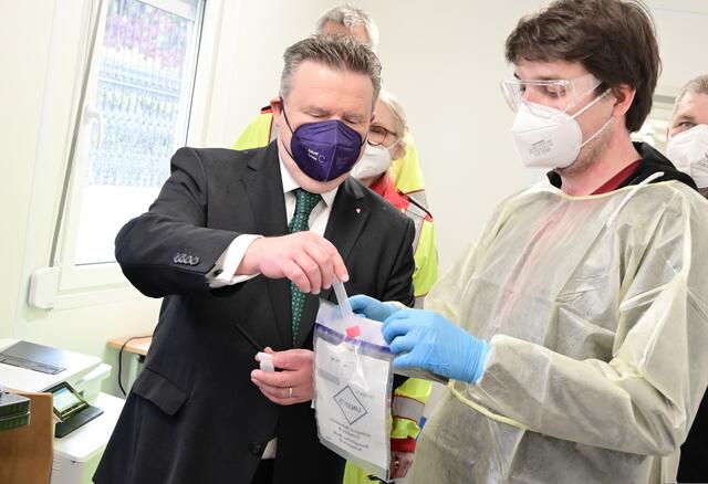 Wiens Bürgermeister Ludwig (SPÖ) bei einem Medientermin in einer "Gurgelbox" im Mai 2021. | Foto: C.Jobst/PID