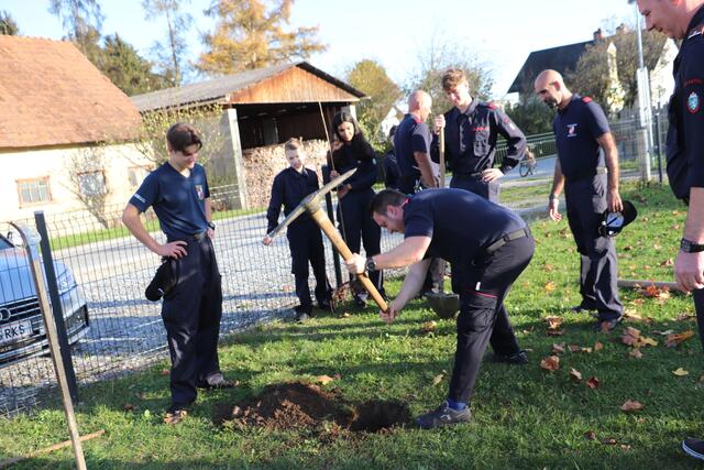 Unsere Feuerwehren haben schon viele Steine aus dem Weg geräumt, die paar Murnockerln schaffen die Florianis leicht. | Foto: Edith Ertl