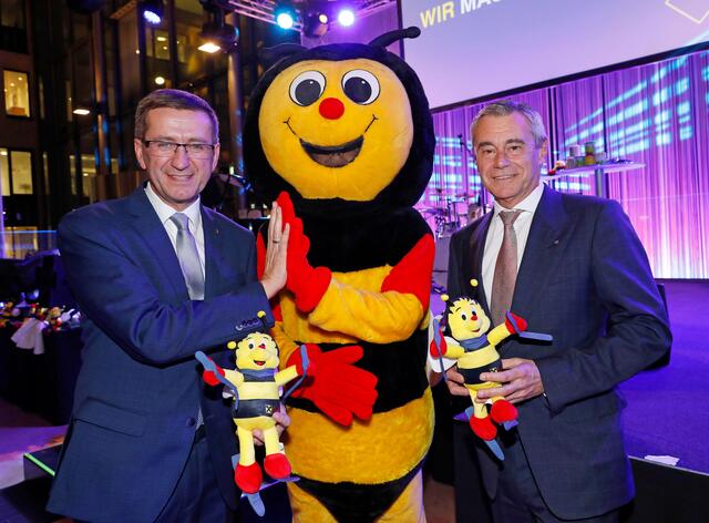 Wirtschafts-Landesrat Markus Achleitner, Sumsi, RLB OÖ-Generaldirektor Heinrich Schaller | Foto: RLB OÖ/Strobl